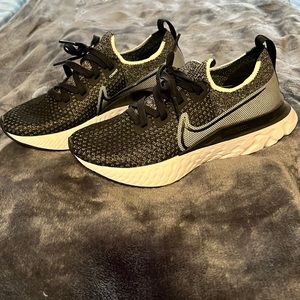 Nike React Infinity Run Flykit Tennis Shoes. Size 6.5 in women. Brand New :)